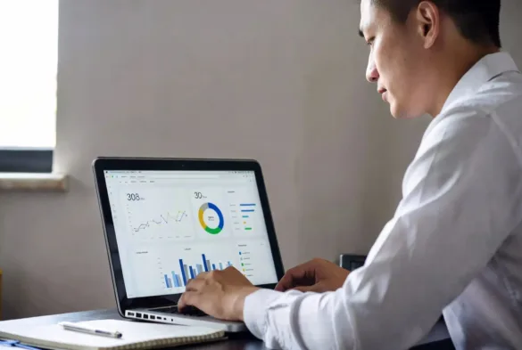 analyzing help desk performance metrics on dashboard