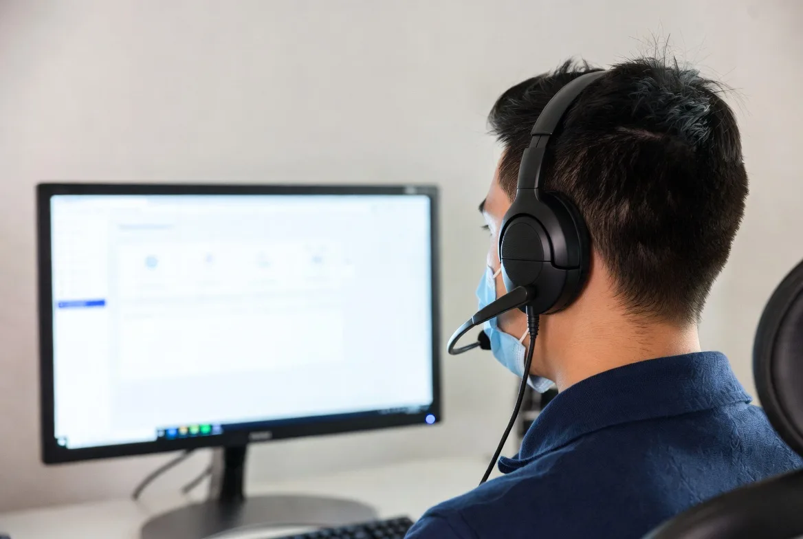 remote help desk technician providing IT support